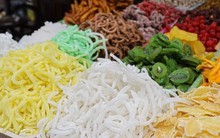 Mứt Tết bán tràn thị trường, xuất hiện nhiều loại '3 không'