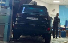 Ôtô lao thẳng vào tông sập cửa ngân hàng, bảo vệ hốt hoảng tưởng cướp