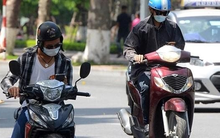 Vừa lái xe máy vừa sử dụng điện thoại, phạt bao nhiêu tiền theo mức phạt mới nhất năm 2025?