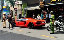Lamborghini đột ngột dừng giữa đường, người dân phát hiện tài xế có biểu hiện bất thường liền báo cảnh sát