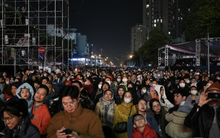 Clip, ảnh: Hàng trăm người dân Hà Nội đứng co ro trong cái rét 15 độ để xem cảnh tượng chưa từng có ở hồ Tây