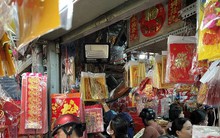 Khách tấp nập sát ngày ông Công ông Táo, nhân viên tiệm vàng mã bận không ngơi tay