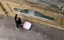 Hàng xóm quay lén người phụ nữ Hà Nội hì hục lau cổng ăn Tết, tất cả bị sốc khi thấy toàn cảnh căn nhà