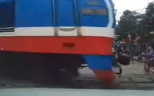 Đình chỉ 3 nhân viên đường sắt chậm kéo gác chắn