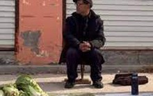 Cụ ông bán rau ngoài chợ bỗng trở thành thần tượng, hàng triệu người ngưỡng mộ vì 1 lý do đặc biệt