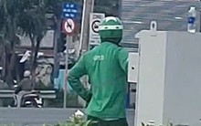 Người mặc áo xe ôm công nghệ nói lý do tự ý điều chỉnh đèn giao thông