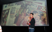 Một tác phẩm đang được người hâm mộ Manchester United săn đón, đứng sau là nhà thiết kế Việt đầu tiên nhận đề cử Grammy