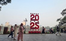 Phố phường Hà Nội trang hoàng rực rỡ đón Tết Ất Tỵ 2025