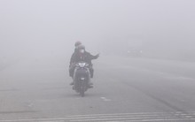 Sương mù dày đặc, đường phố Hà Tĩnh mờ mịt như ở Sa Pa