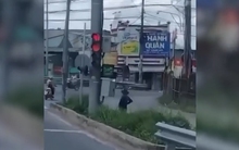 Vụ người đàn ông trùm kín, đứng chỉnh đèn giao thông ở TP.HCM: Làm giúp nữ TNXP bị tụt huyết áp