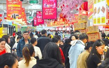 Đi sắm Tết: Siêu thị đông nghịt, chợ truyền thống vắng hoe