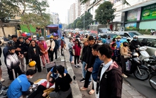 Xe cấp cứu chật vật len qua đường tắc để cứu thai phụ 38 tuần co giật