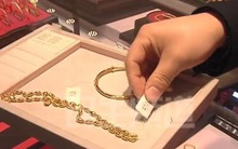 Người đàn ông mua vòng vàng 98 triệu đồng, về nhà phát hiện bên trong là bạc: Chủ tiệm khẳng định không bán hàng giả