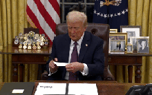 Đang ký sắc lệnh, ông Donald Trump tìm thấy bức thư ghi số 47 trong ngăn bàn: Hé lộ nguồn gốc