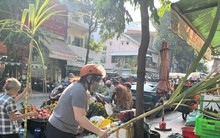 Lễ vật đưa ông Táo về trời đắt khách, mua không cần trả giá