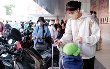 Các bến xe, cửa ngõ TPHCM đông người di chuyển về quê ăn Tết sớm