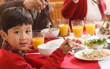 Cha mẹ tranh thủ dạy con những điều này thì Tết nhất "nở mày nở mặt", đi đâu cũng được khen gia giáo