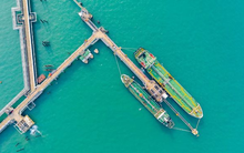 Sóng gió kéo đến với dầu Nga: Mỹ ra lệnh trừng phạt khiến giá thuê siêu tàu tăng gấp 2, "hạm đội bóng đêm" của Moscow rơi cảnh lao đao