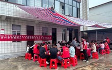 Con trai đỗ ĐH danh tiếng, cha mở tiệc mời 20 họ hàng nhưng cuối cùng chỉ một người đến, biết lý do không dám oán trách nửa câu