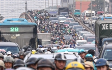 Tắc đường, người dân chật vật nhích từng bước rời Hà Nội về quê ăn Tết