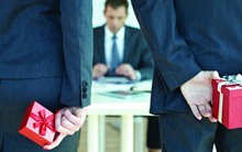 Nhận quà Tết từ sếp, người thường nói "cảm ơn" còn người EQ cao nói kiểu này: Chiếm trọn cảm tình của cấp trên!