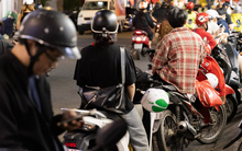 Cảnh tượng dễ thương bên ngoài các cửa hàng mua sắm đông nghẹt ở TP.HCM