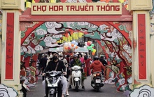 Lạc lối ở các "siêu chợ" Hà Nội dịp Tết: Áo dài phủ sóng khắp nơi, khách Tây hào hứng cùng Tết Việt