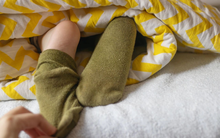 Đi tất hay để chân trần, ai ngủ ngon hơn?