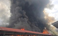 VIDEO: Cháy dữ dội, ngọn lửa bao trùm lên nhiều ki-ốt tại chợ Yên Minh