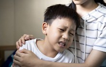 Chuẩn bị lên xe về quê nội ăn Tết, cậu bé 8 tuổi nói một câu khiến bố mẹ bàng hoàng