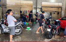 Tiệm rửa xe ở TP.HCM bỏ túi cả chục triệu đồng mỗi ngày giáp Tết