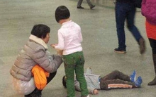 Một người bà EQ cao vút: Cháu không chịu trả đồ chơi khi đi mua đồ Tết, bà chỉ nói 1 câu được khen ngợi hết lời