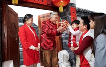 Đi biếu quà Tết nhận về câu "Đến chơi là được, quà cáp làm gì", người EQ đáp thế này nên ai cũng quý