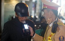 Vui tiệc tất niên, nhiều tài xế xe máy vi phạm nồng độ cồn 'kịch khung'