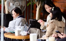 Người Hà Nội uống cà phê, thảnh thơi tận hưởng không khí chiều cuối năm