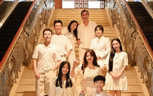 Minh Nhựa đăng ảnh đại gia đình khai xuân, 1 chi tiết về vợ chồng ông trùm Nhựa Long Thành gây chú ý