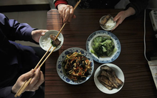 1 hành động quen thuộc trong bữa cơm có thể gây ra tới 10 căn bệnh nguy hiểm