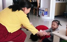 Con gái hỏi "Tại sao bà nội lại lì xì ít hơn bà ngoại?", câu trả lời của nàng dâu khiến cả nhà chồng xuýt xoa: Sao mà khéo thế!