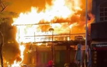 Nhà hàng ở trung tâm thành phố Hải Phòng bốc cháy dữ dội trong đêm