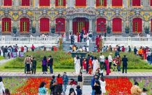 Hoàng cung nhà Nguyễn kín người đến du xuân hai ngày đầu năm Ất Tỵ