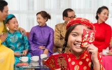 Dạy con đi chúc Tết: 7 nguyên tắc vàng giúp con ghi điểm trong mắt mọi người