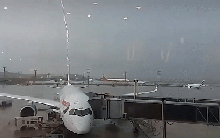 Đây là những gì xảy ra khi máy bay bị sét đánh