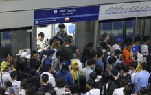 'Biển người' xếp hàng, chờ cả tiếng để đi metro TPHCM ngày mùng 3 Tết