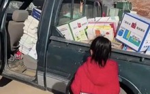 Lì xì kinh hoàng nhất: Ông chú mừng tuổi cháu gái cả 1 xe tải quà, vừa lại gần cô bé đã khóc thét bỏ chạy