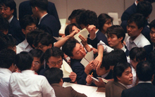 Buồn của nền kinh tế tham vọng trở thành số 1 thế giới: Chứng khoán lao dốc ngay khi vừa bước sang năm mới, rủi ro rơi vào thập kỷ mất mát giống Nhật Bản