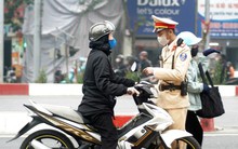 Nhiều tài xế xe máy bị trừ điểm GPLX vì đi vào đường Vành đai 2 trên cao