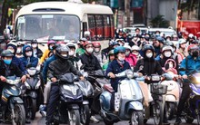 Mức phạt tăng, xe cộ xếp hàng thẳng tắp chờ đèn đỏ ở các ngã tư Hà Nội