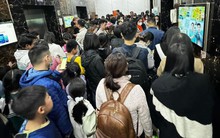 Hà Nội: Hàng nghìn cư dân mệt mỏi, chờ đợi gần 1 tiếng trước sảnh thang máy chung cư mới lên được đến nhà