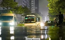 La liệt ôtô ngập nước trên đường phố Hà Nội, cứu hộ khẩn cấp xuyên đêm