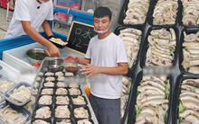 Chủ quán gà bán rẻ đến mức khách hàng bất bình, đòi tăng giá vì sợ người bán bị lỗ